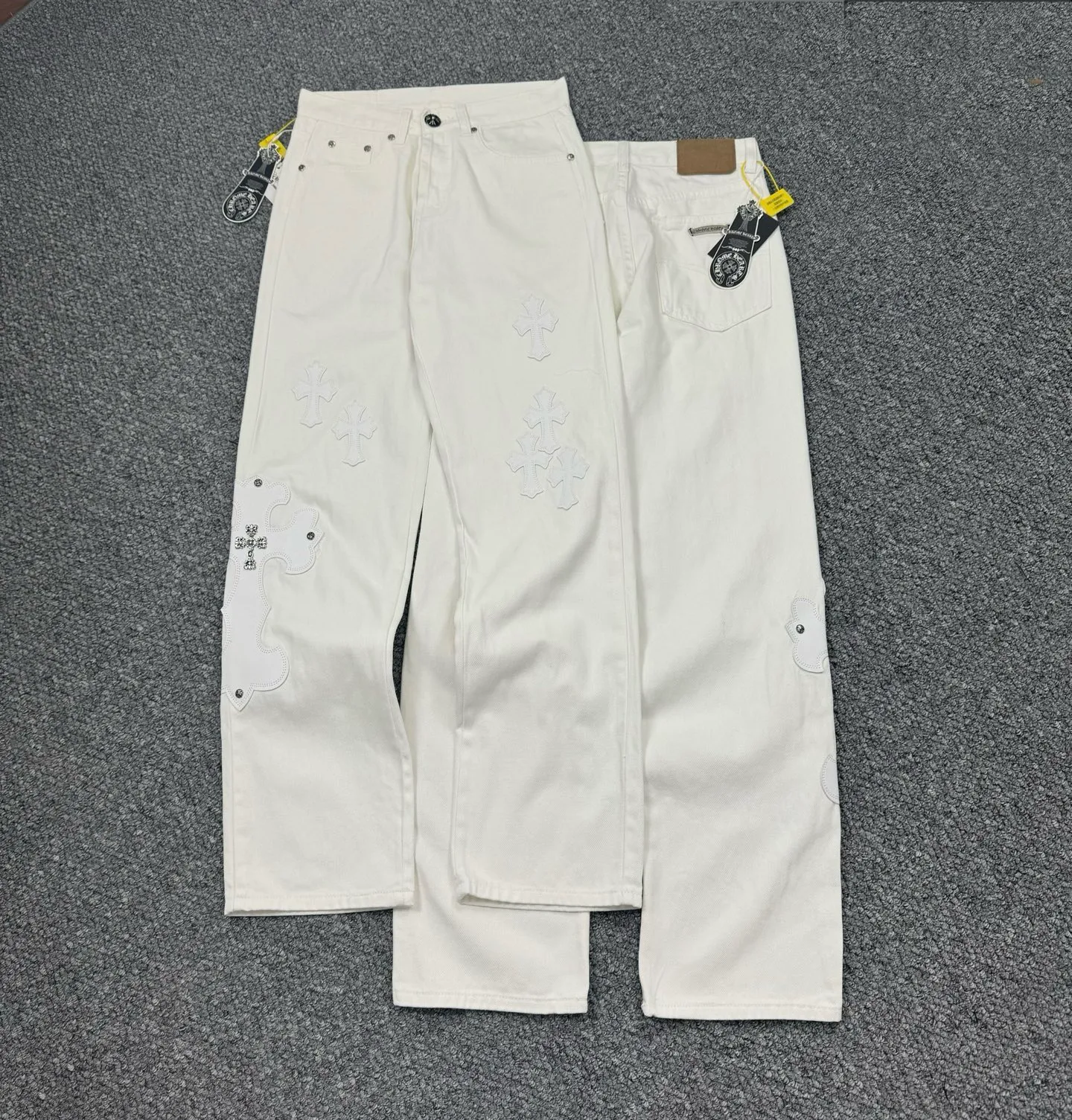 P280 Style No.: H821 Chrome Heart & Chrome Heart White Bull King Metal Cross Patch Leather Jeans ChromeHearts#Design Jeans Invincible Texture Ceiling-Level Jeans Hard to Find at the Counter‼ ️ Cross patchwork leather jeans, top-notch heavy-duty washing process, calfskin laser-cut cross, distressed silver hardware, straight-leg version slimming the upper body, that lesbian style Color: White Size: S M L XL